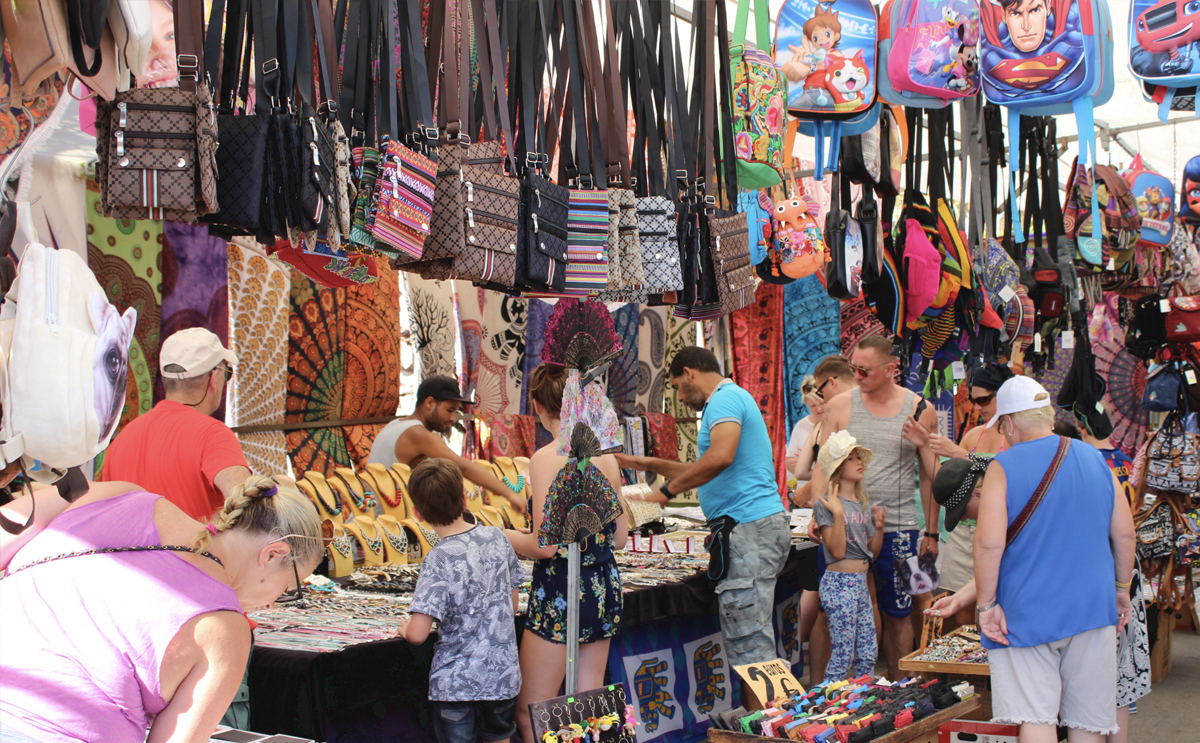 Oficial reflejar profesor outdoor markets near me saturday Ballena barba  Fondo verde Voluntario